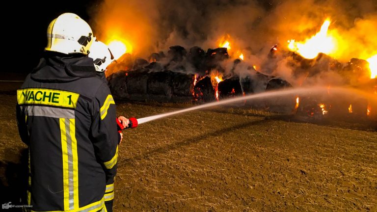 100 ronde strobalen in de brand. Boer blust met giertank.