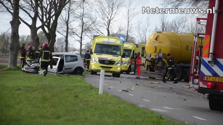 Automobilist gewond na botsing met tankwagen met mest in Vlagtwedde