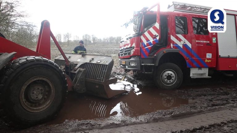 Brandweerwagen rijdt zich vast in dikke laag modder bij Esp in Eindhoven.