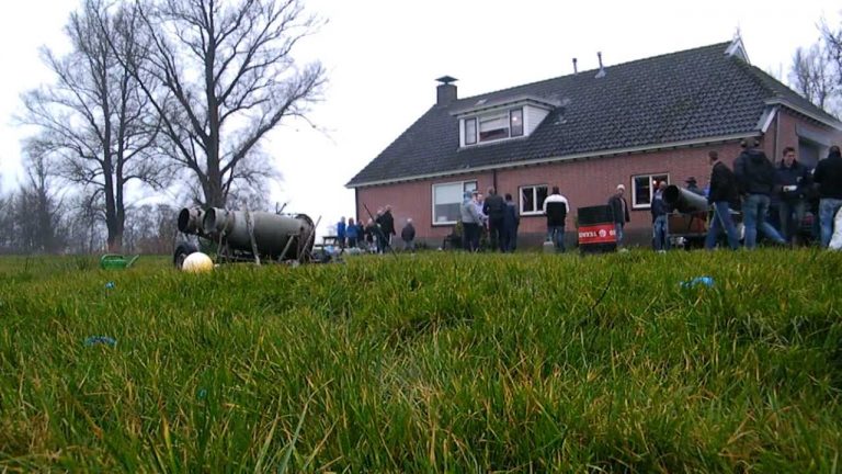 Carbid – Knallend het oudjaar uit! Ramen eruit!