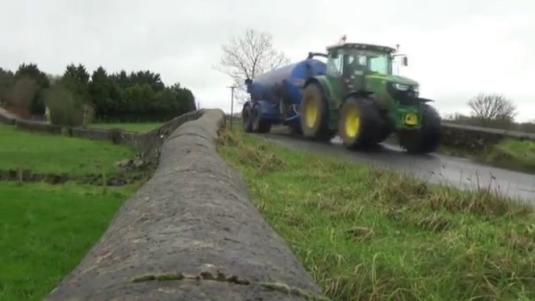 Drijfmest uitrijden in Engeland, Zoek de verschillen met wat hier mogelijk is.