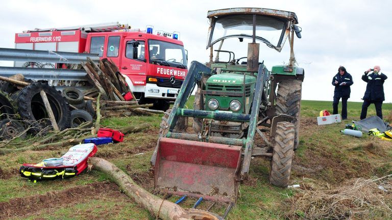 Duitsland: Man ligt 48 uur beklemt onder een trekker.