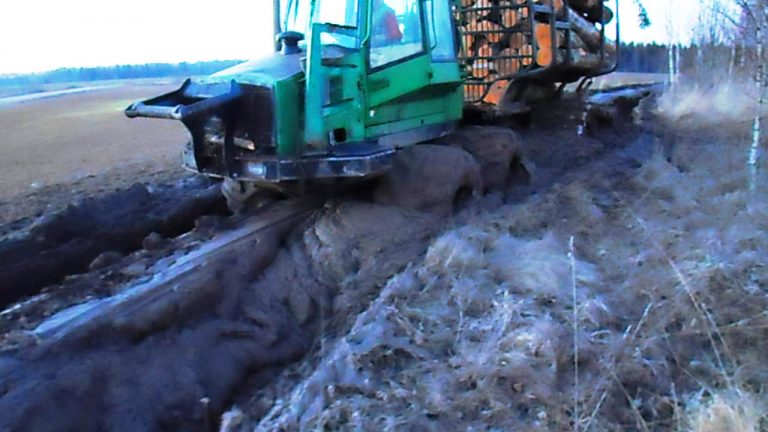 John Deere 810D gaat er diep door.