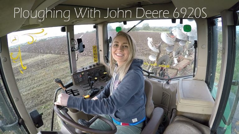 Leanne aan het ploegen met een John Deere 6920S