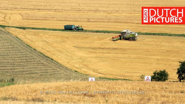 Loonbedrijf Müller uit Laubach. Claas Lexion 600 + New Holland CX860 / Gerst dorsen.  Hans van het Goor