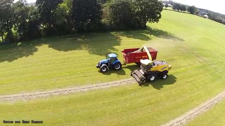 Lucht & grondopname van Loman Luttenberg, gras hakselen New Holland FR9060. -berry haddeman-