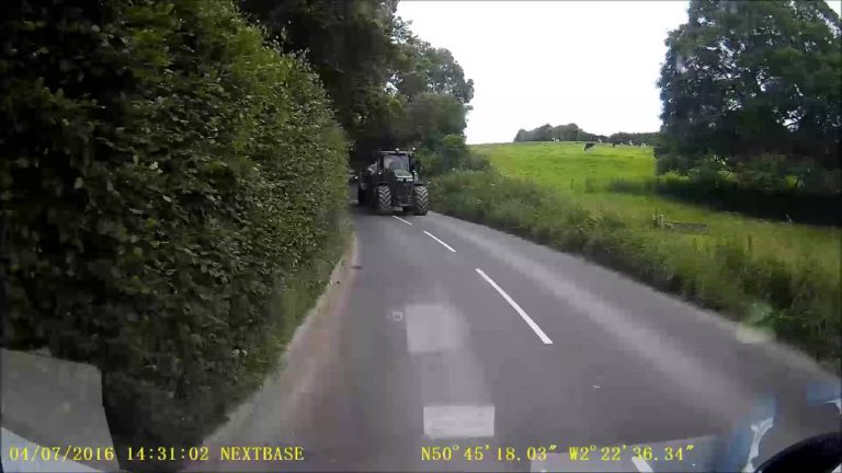 Man komt tractor tegen l let op wat er gebeurt!