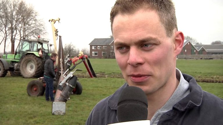 Melkveehouder Jaco de Groot uit Kamerik heeft samen met zijn broer Jan-Willem een baggerspuit ontwikkeld. -Nieuwe Oogst-