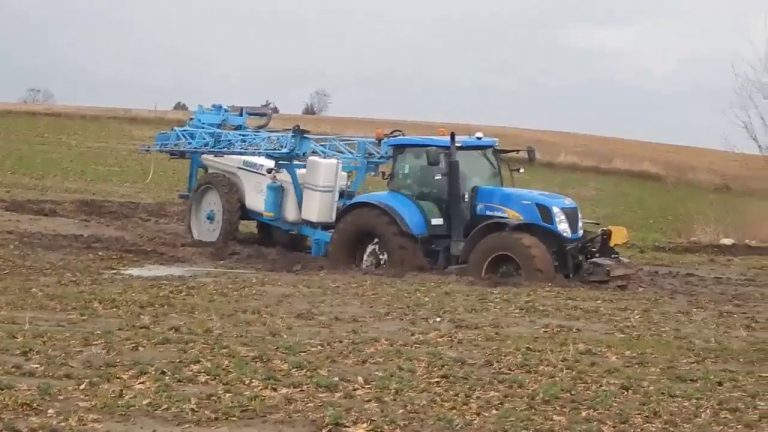 New holland T7050 Vastgereden