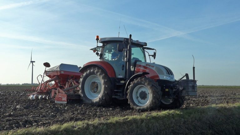 Steyr 4130 Profi en Claas Arion 640 in de Flevopolder -Mike van den Hardenberg-