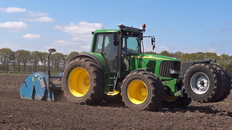 Twee John Deere’s aan het cultiveren en zaaien in Meerveld bij Uddel.