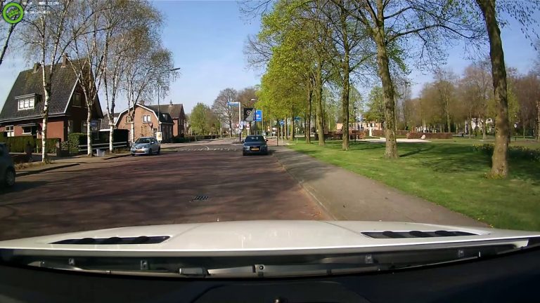 Wie pakt de bocht ook altijd te hard? Carrier met mest valt om.