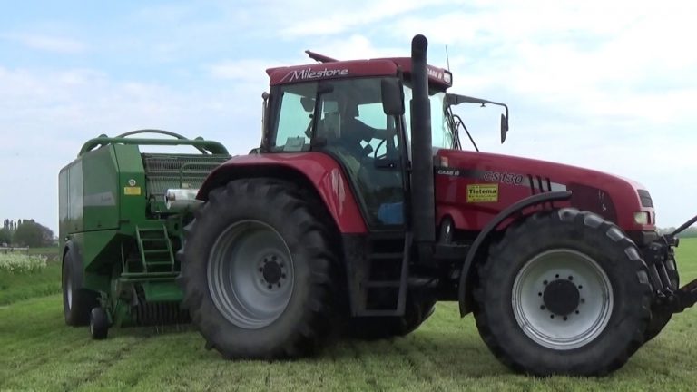 case ih cs 130 met een mchale fuision rondebalenpersen balenwikkelaarin een