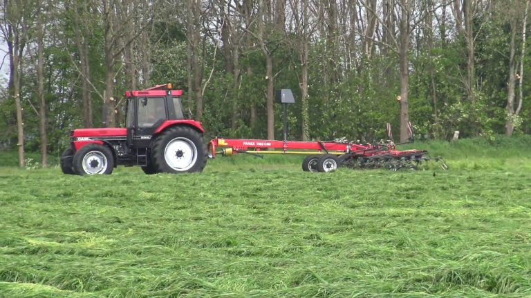 case internatinal 1056 xl met een fanex 1403 c gras scvhudden