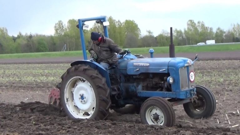 fordson super major met een drie schaar rond gaande ploeg