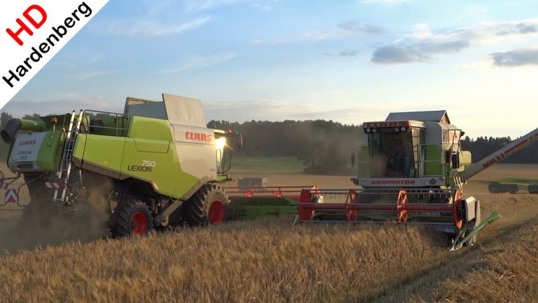 Graan dorsen met een Claas Lexion 750 en een Claas Dominator 88 SL in Fürstenberg in Lichtenfels in Duitsland.  Jan van den Hardenberg