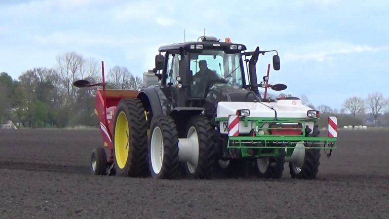 valtra t 213 met een grimme gl 420 aardappelpootmachine