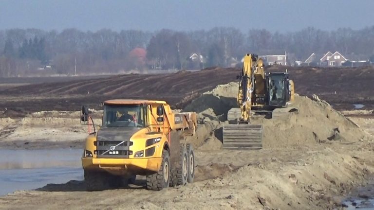 CAT 322 F VOLVOS a 25/30 F GROND AAN HET LADEN