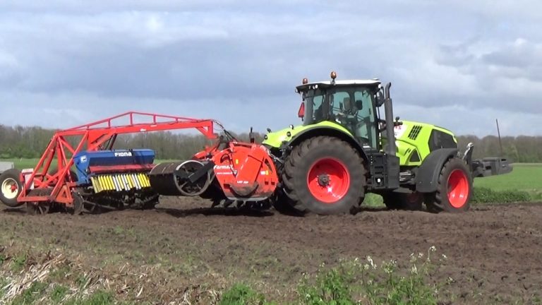 claas axion met een farmax spitmachine
