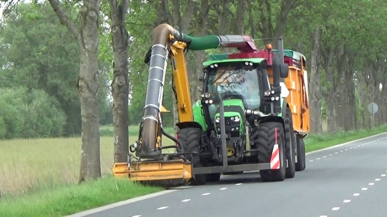 DEUTZ FAHR 6160 KLEPELEN VAN DE SLOOTKANTEN / BERMEN MAAIEN