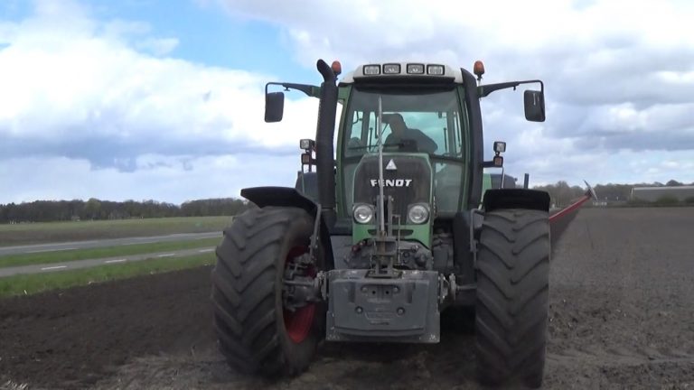 FENDT 820 MET EEN IMANTES SPITMACHINE