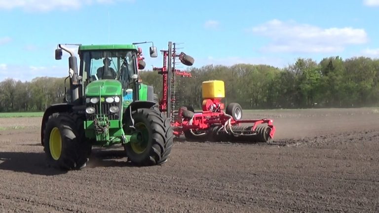 JOHN DEERE 7720 MET EEN EVERS GRASS PROFI & SOJA BONEN ROLLEN