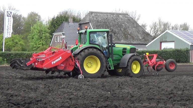 JOHN DEERE MET EEN FARMAX ERP 300 PROFI SPITMACHINE