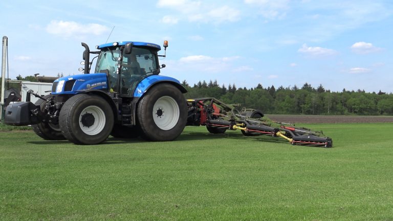 NEW HOLLAND MET EEN KOOIMAAIER GETROKKEN