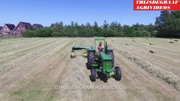 Ouderwets balenpersen met John Deere 3130 & John Deere 459
