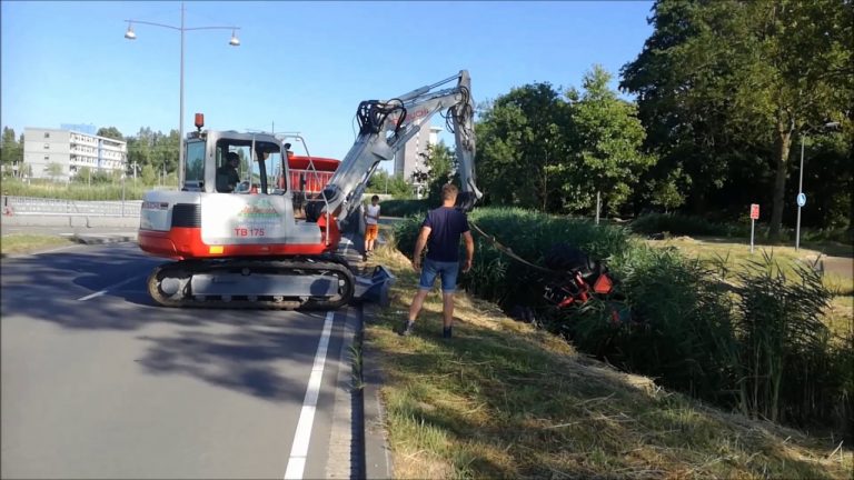 Tractor kantelt tijdens werkzaamheden om in het water Dordrecht — Incidenten en Evenementen Drechtsteden