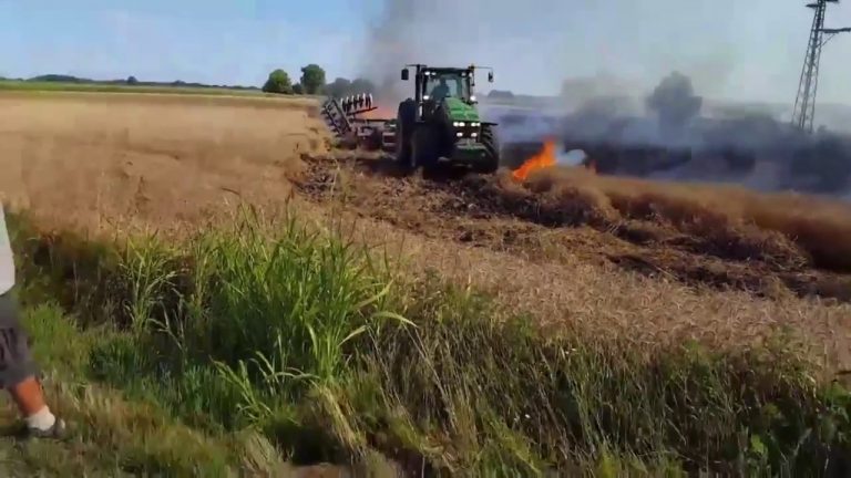 Boer riskeert zijn leven, en zijn machines om de oogst te redden !