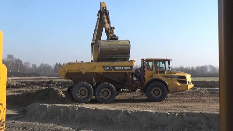 CAT 322 F VOLVO A 30 DUMPERS LADEN GROND TRANSPORT
