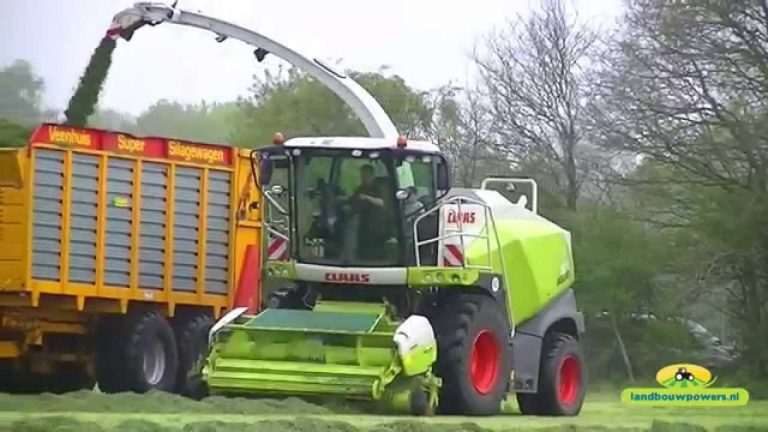 De eerste nieuwe Claas Jaguar 870 in Nederland aan het hakselen