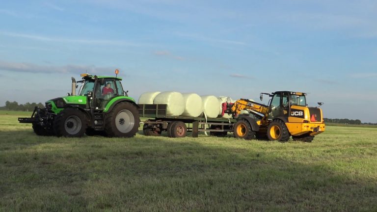DEUTZ FAHR 6190 TTV EN EEN JCB SHOVEL RONDE BALEN LADEN