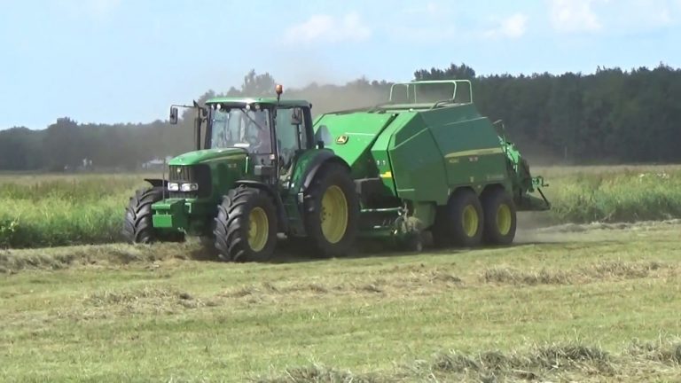 JOHN DEERE 6920 MET EEN JOHN DEERE 1424 C GROOTPAKPERS GRAS PERSEN