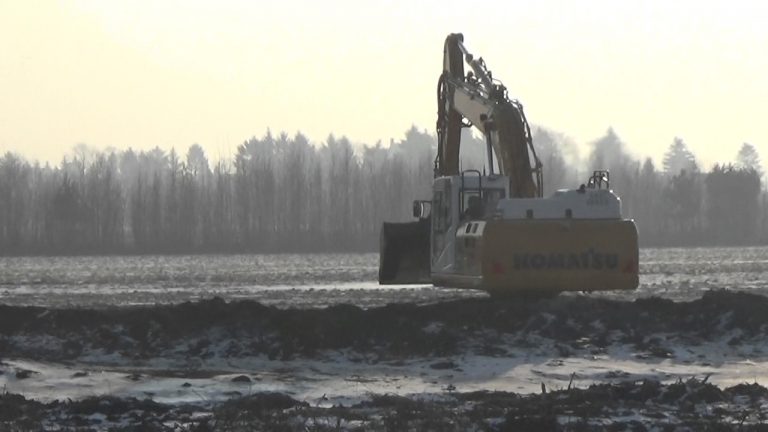 KOMATSU RUPS KRAAN TREKKERS MET DUMPERS LADEN