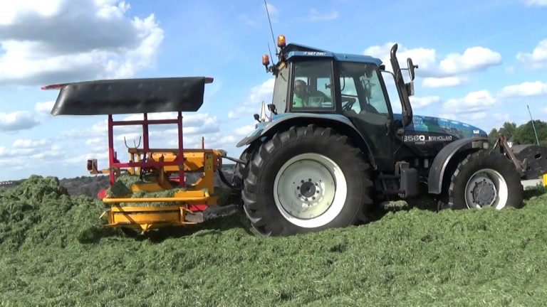 NEW HOLLAND 8560 EN EEN AHLMANN AS 15 GRAS KUIL SETTEN 2017