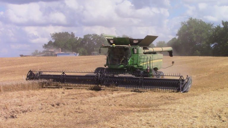 Tarweoogst in Kansas USA met 8 John Deere S690 Combines