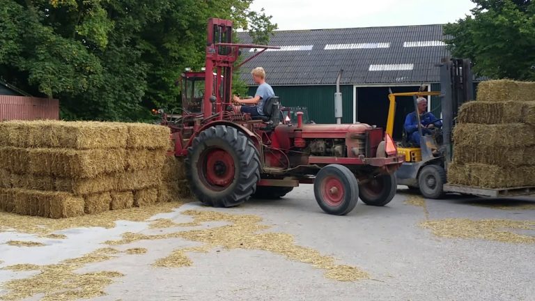 Dit zie niet elke dag een Volvo BM 350 Boxer uit 1962 met hefmast