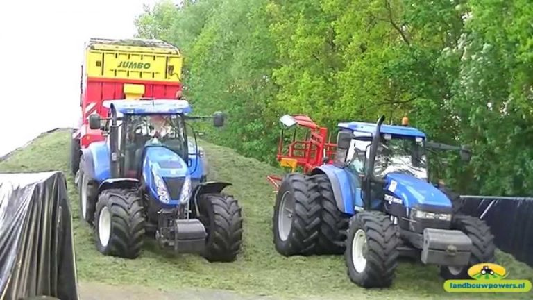 Loonbedrijf B. Scheper aan het gras inkuilen met twee ladewagens