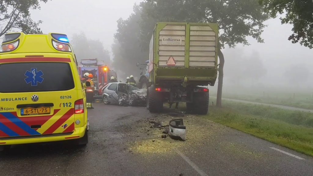 Auto komt onder trekker met silagewagen