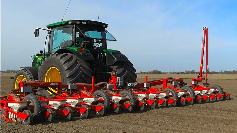 Bieten zaaien. John Deere op brede sloffen.. 6125 18 rijer Kverneland accord. Loonb.Wieringa & Buitenkamp — Tonnie Stam