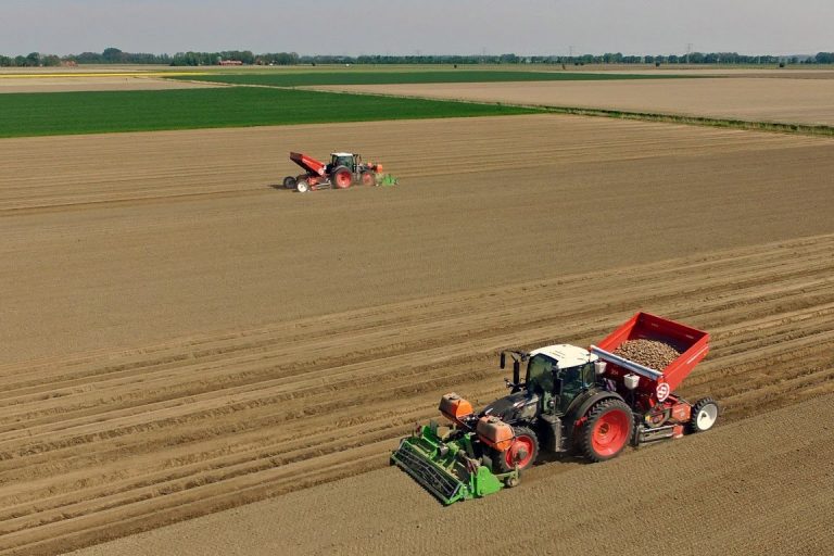 Black & beautiful | 2 Fendt 724 Vario Black Beauty planting potatoes | Gebr. de Zeeuw