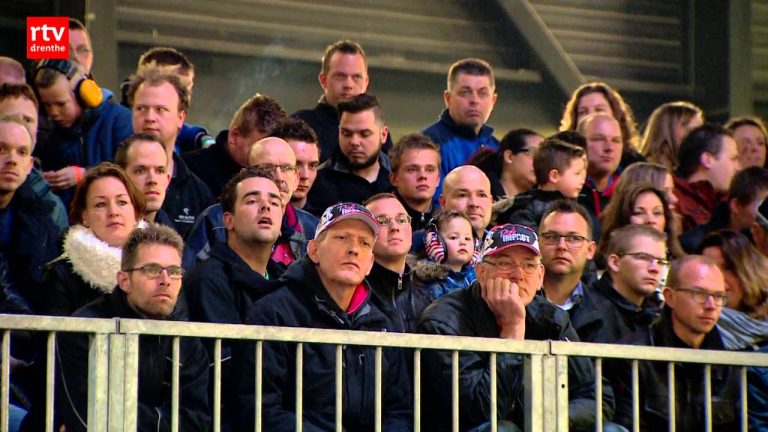Dampende trekkers en vrachtwagens in TT Hall in Assen. -RTV Drenthe-