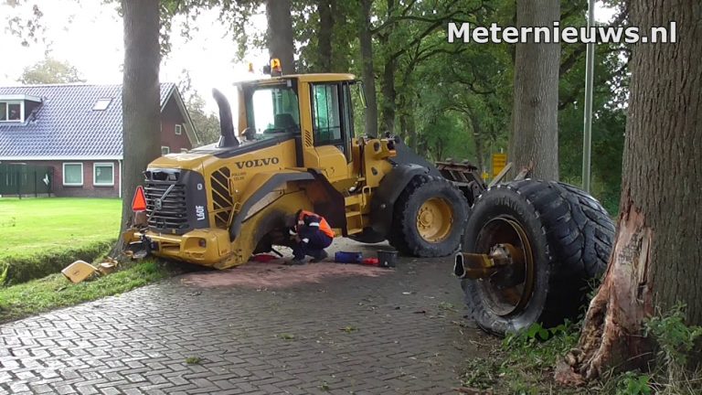 Shovel tegen boom in eelde