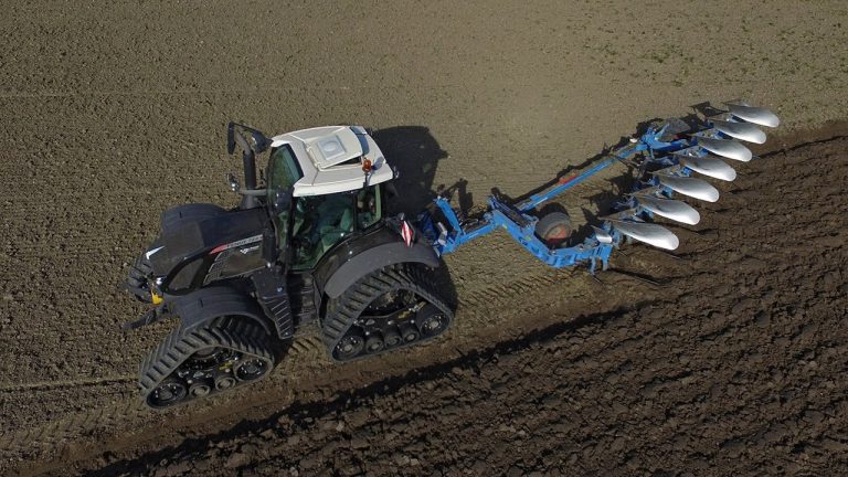 Spring 2017 | Fendt 724 Vario black on tracks ploughing | De Zeeuw