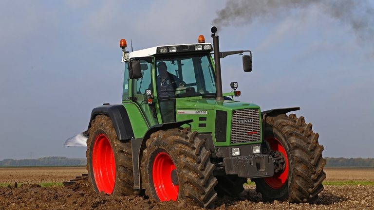 Tractor Legends: Fendt Favorit 818 | High speed ploughing | Modern classic