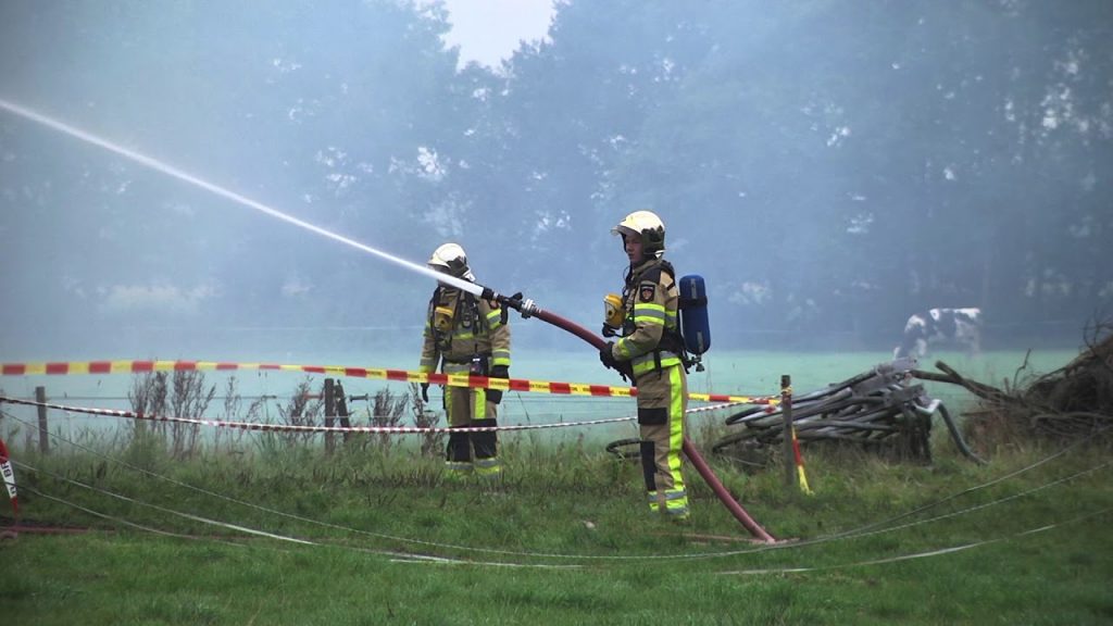 Veestal in Den Velde bij Gramsbergen in de brand