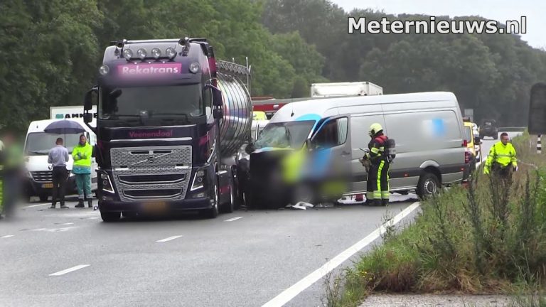Vrachtwagen met bekend logo betrokken bij ernstig ongeluk.op A7 bij Bolward.