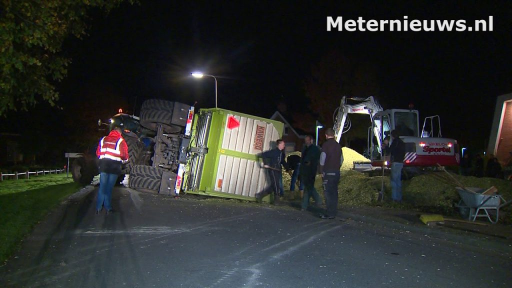 Aanhanger met mais op zijn kant